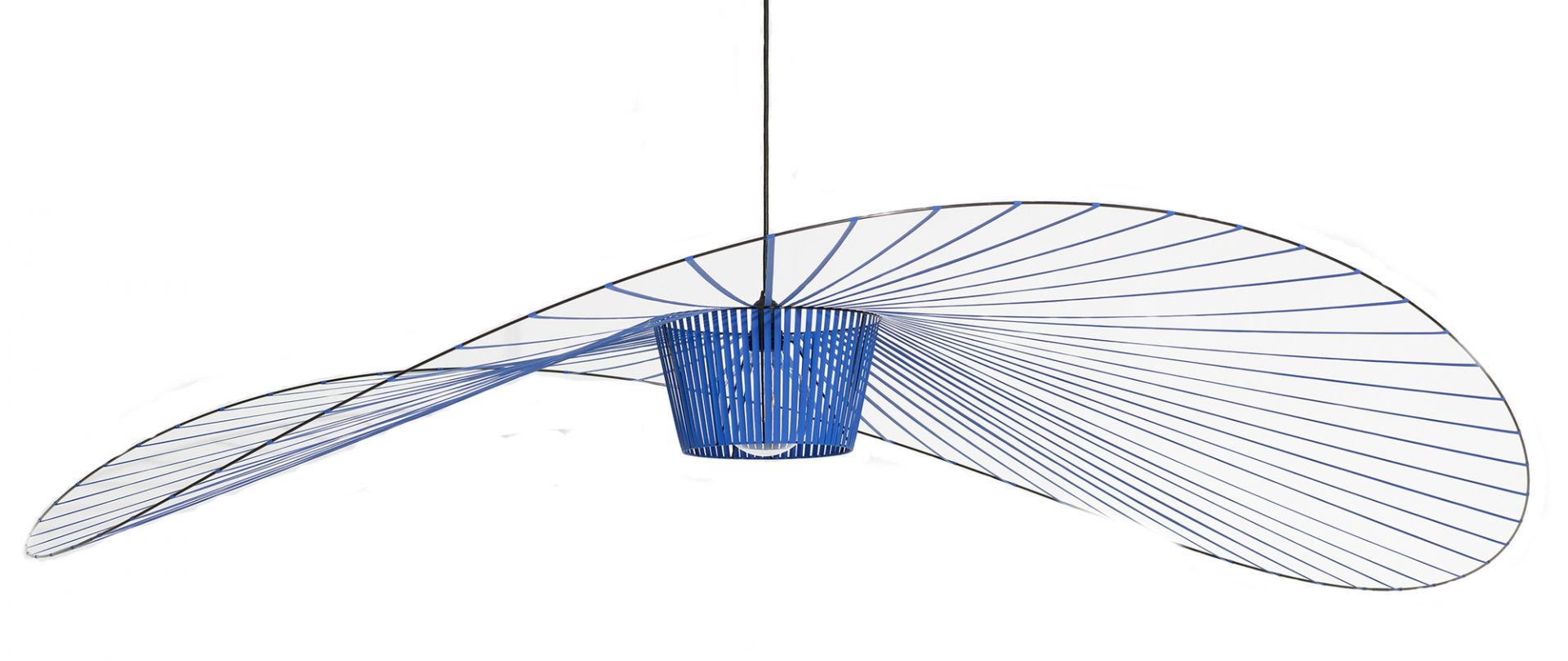 Vertigo Pendelleuchte Groß Kobaltblau von Petite Friture, moderne Designerlampe mit blauem Lampenschirm und filigranem Design.