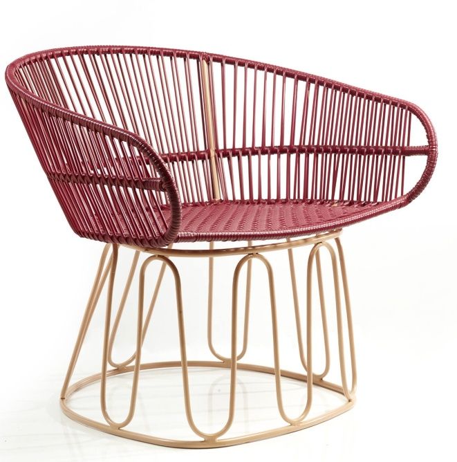 Nahaufnahme des Circo Lounge Chair von ames, ein roter Outdoor Sessel mit Metallgestell.