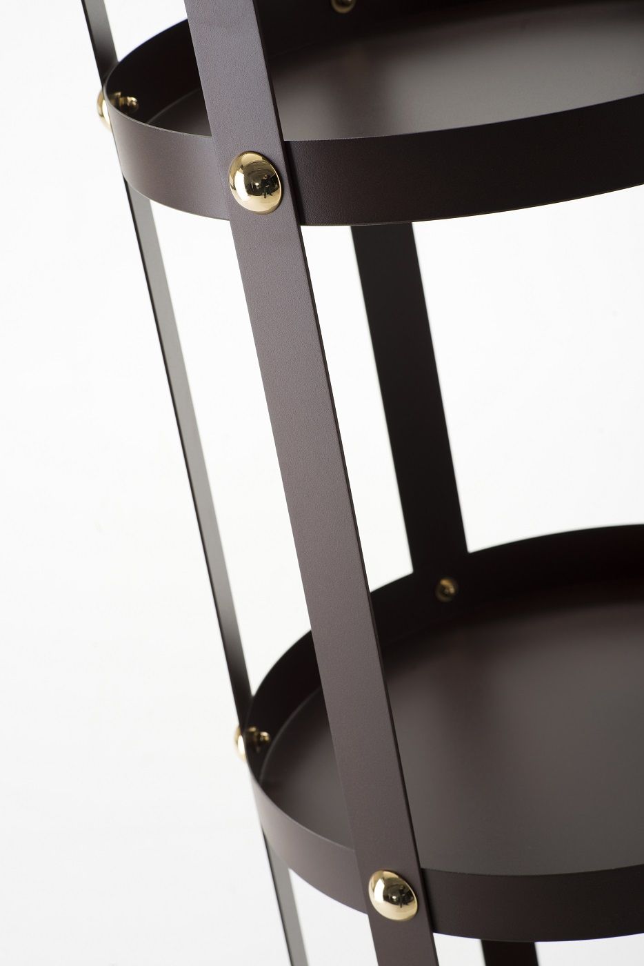 Detailaufnahme des La Gabbia Regals von Opinion Ciatti, braunes Metall mit goldenen Akzenten.