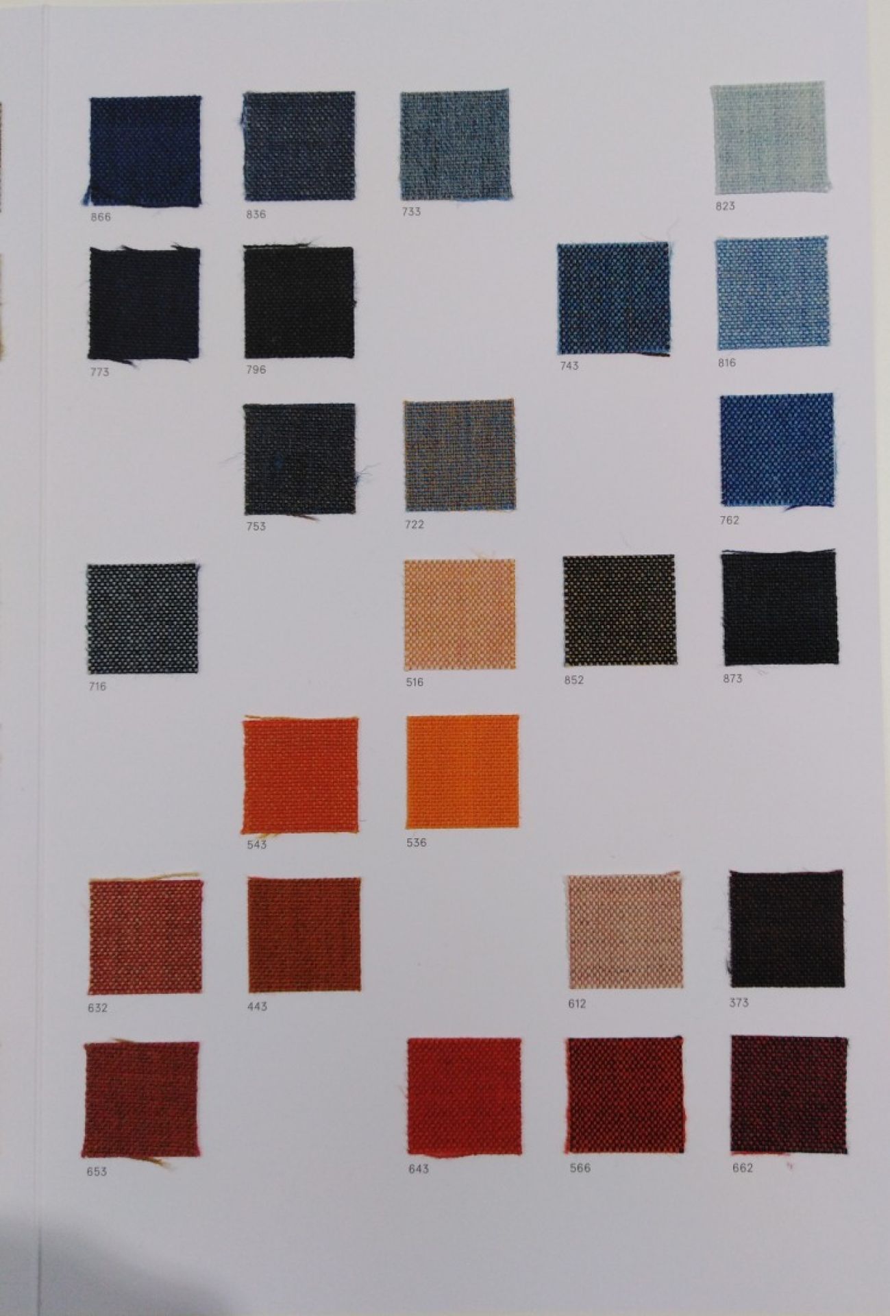 Stoffmusterkarte Remix 3 von Kvadrat mit verschiedenen Farbvarianten und Texturen für Möbelstoffe.