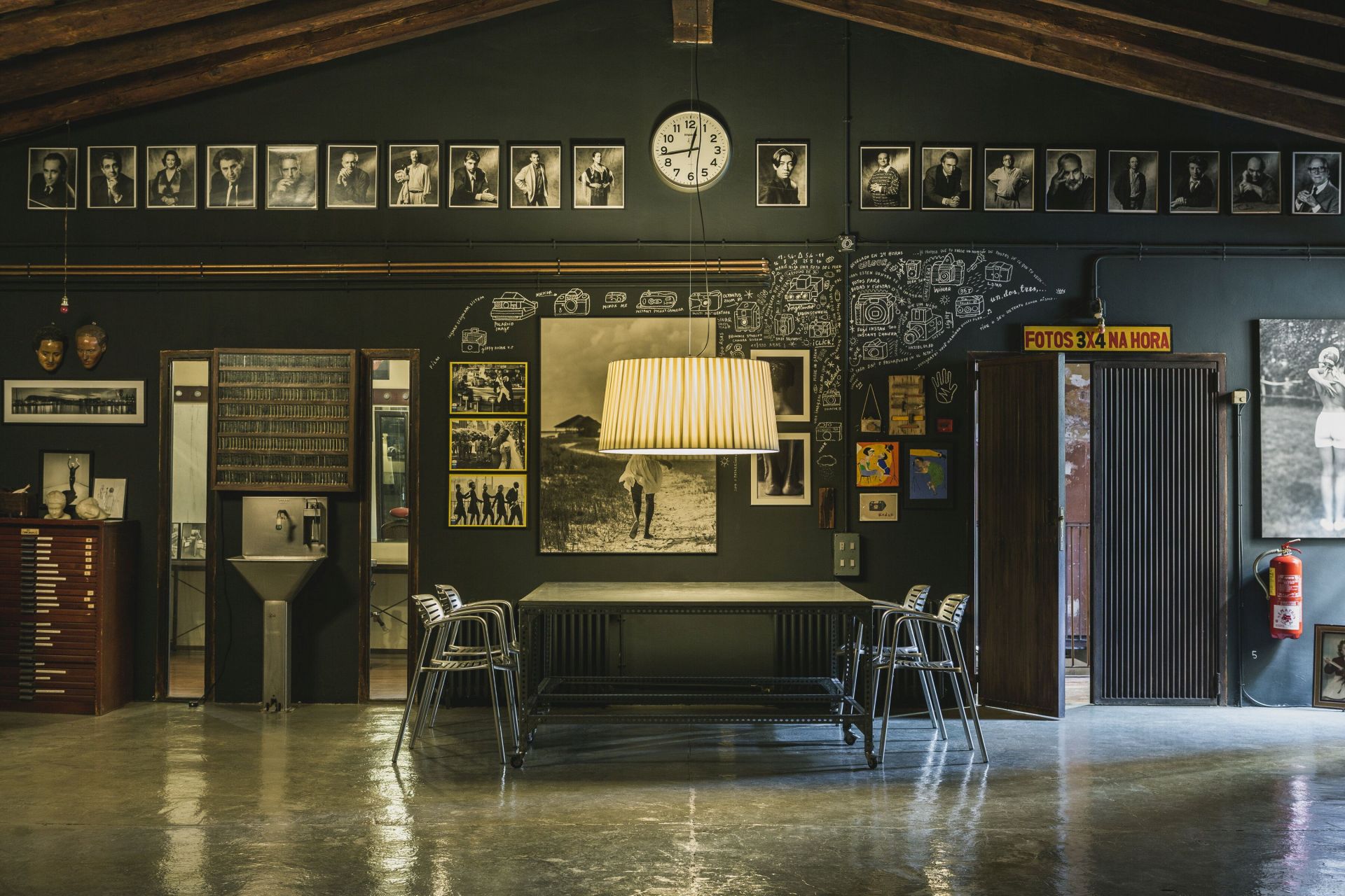 GT7 Pendelleuchte von Santa & Cole über Esstisch in einem Loft-Interieur. Hängelampe.