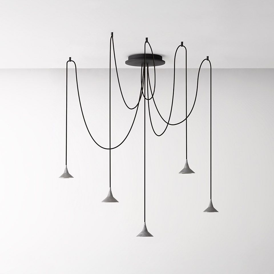 Unterlinden Chandelier Free Kronleuchter von Artemide, moderne Hängeleuchte aus Aluminium mit mehreren grauen Lampenschirmen.