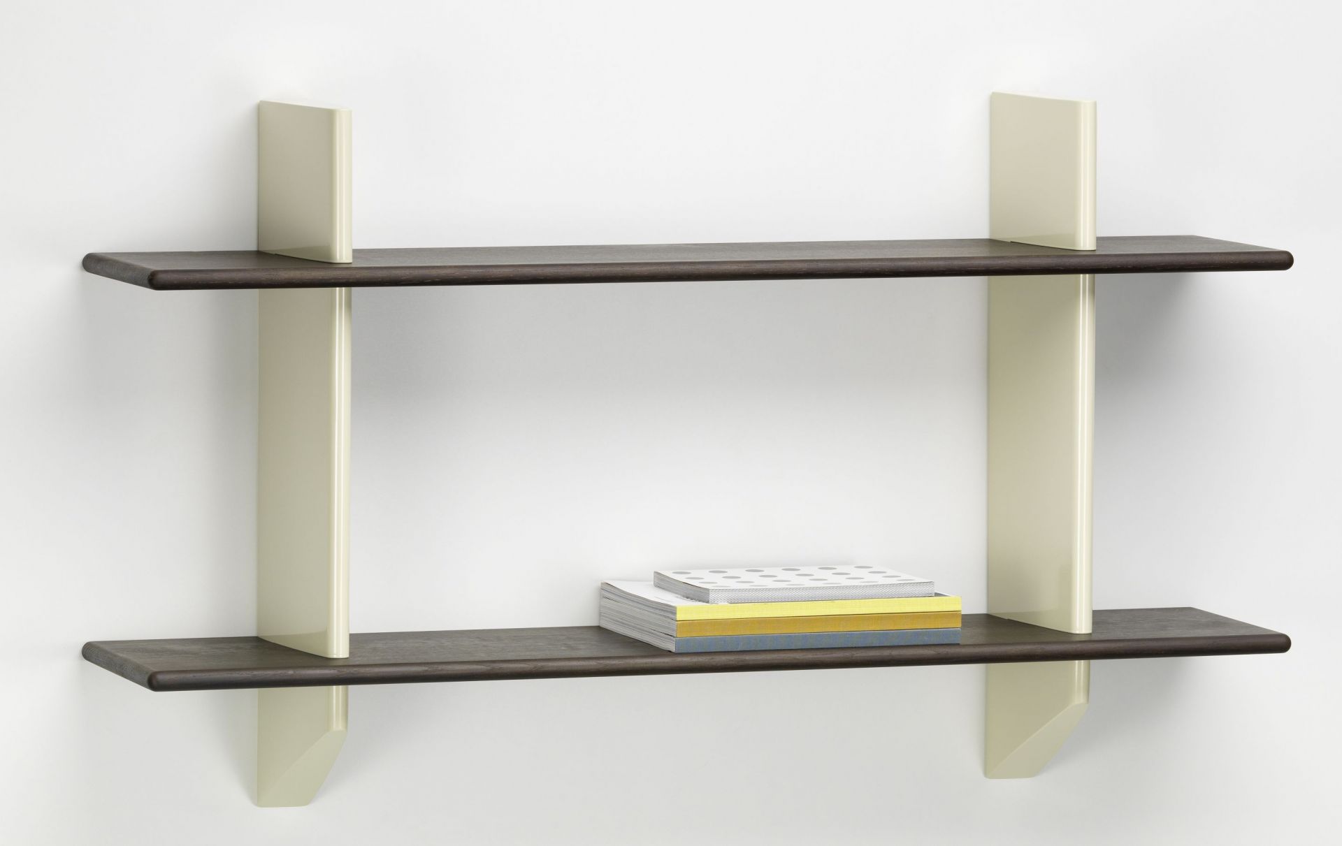 Vitra Rayonnage Mural Wandregal mit zwei dunklen Holzablagen und hellen Stützen an weißer Wand.
