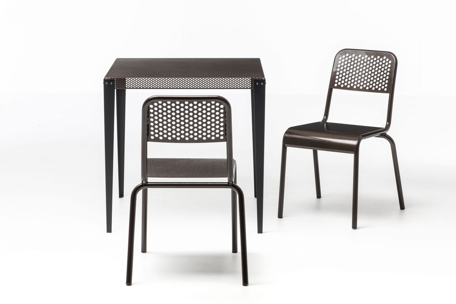 Nizza Stuhl von Moroso Diesel und Tisch auf weißem Hintergrund, modernes Möbeldesign.