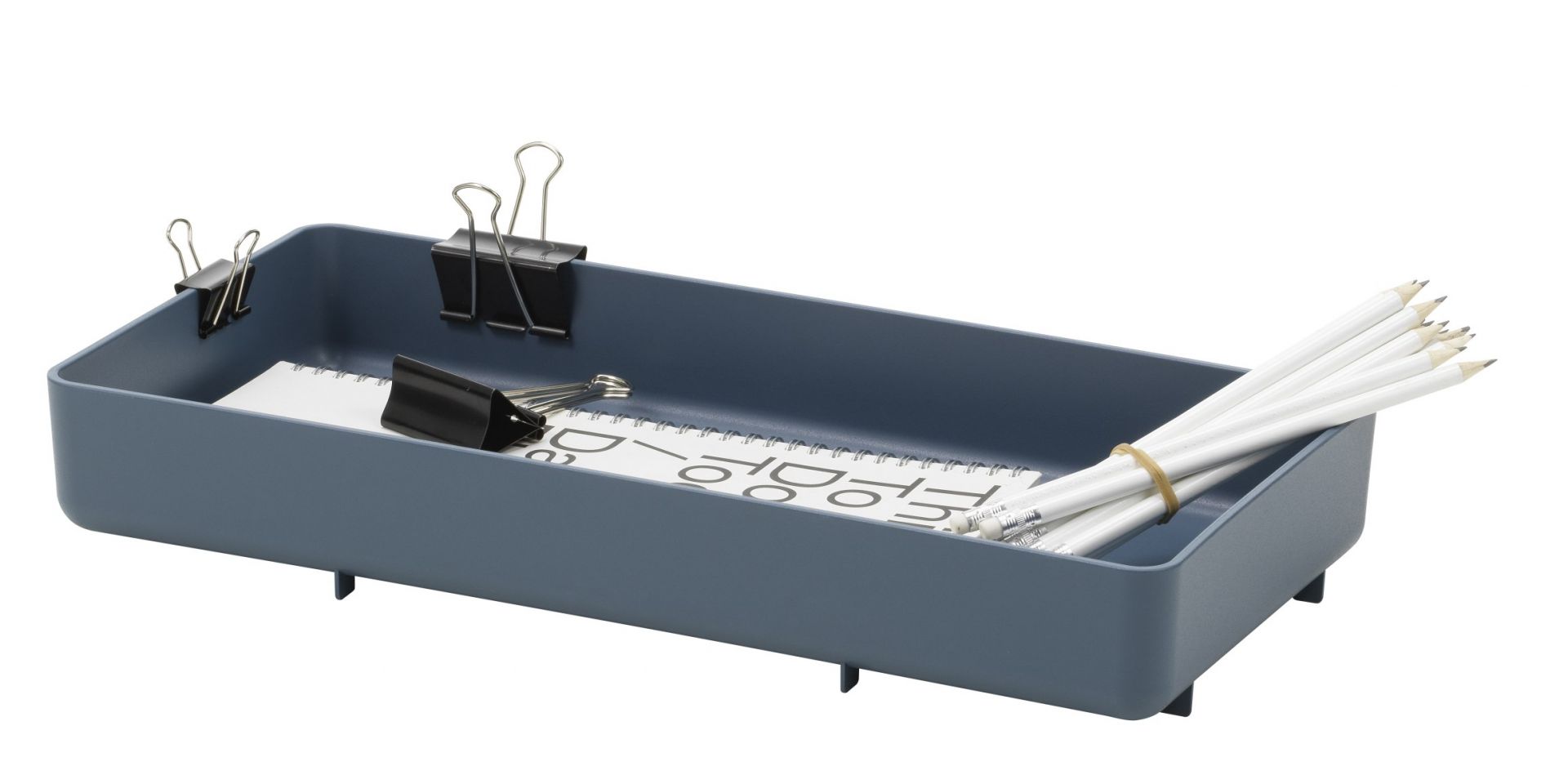 Vitra Chap Tray in Meerblau: Schreibtisch Organizer mit Notizblock, Stiften und Büroklammern.