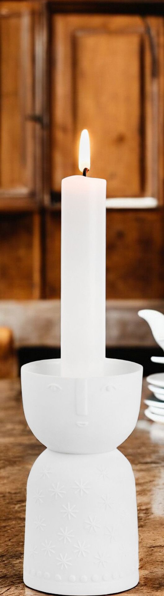 Detailaufnahme: Räder Lichtgestalt Stella Kerzenhalter aus Porzellan mit brennender Kerze. Dekoratives Wohnaccessoire.