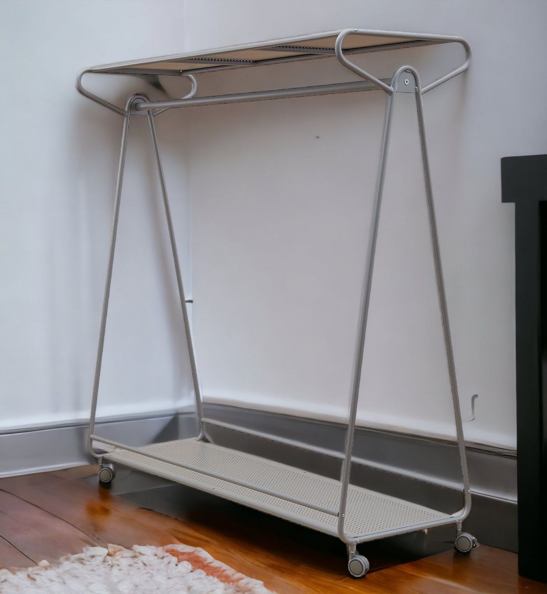 Ellipse Garderobe auf Rollen von Segis aus Aluminium mit Hutablage und Taschenablage.