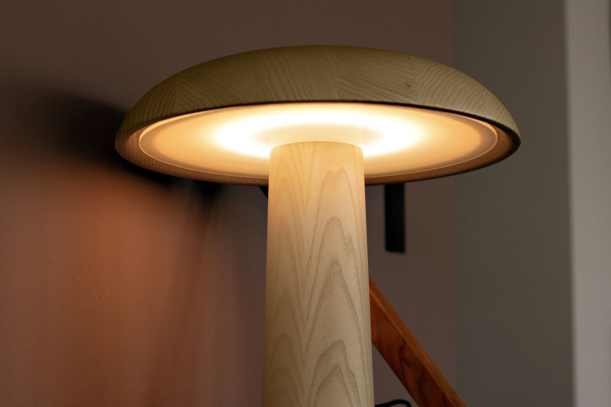 Forma Tischleuchte von ClassiCon aus Nussbaumholz, modernes Design, warmes Licht.