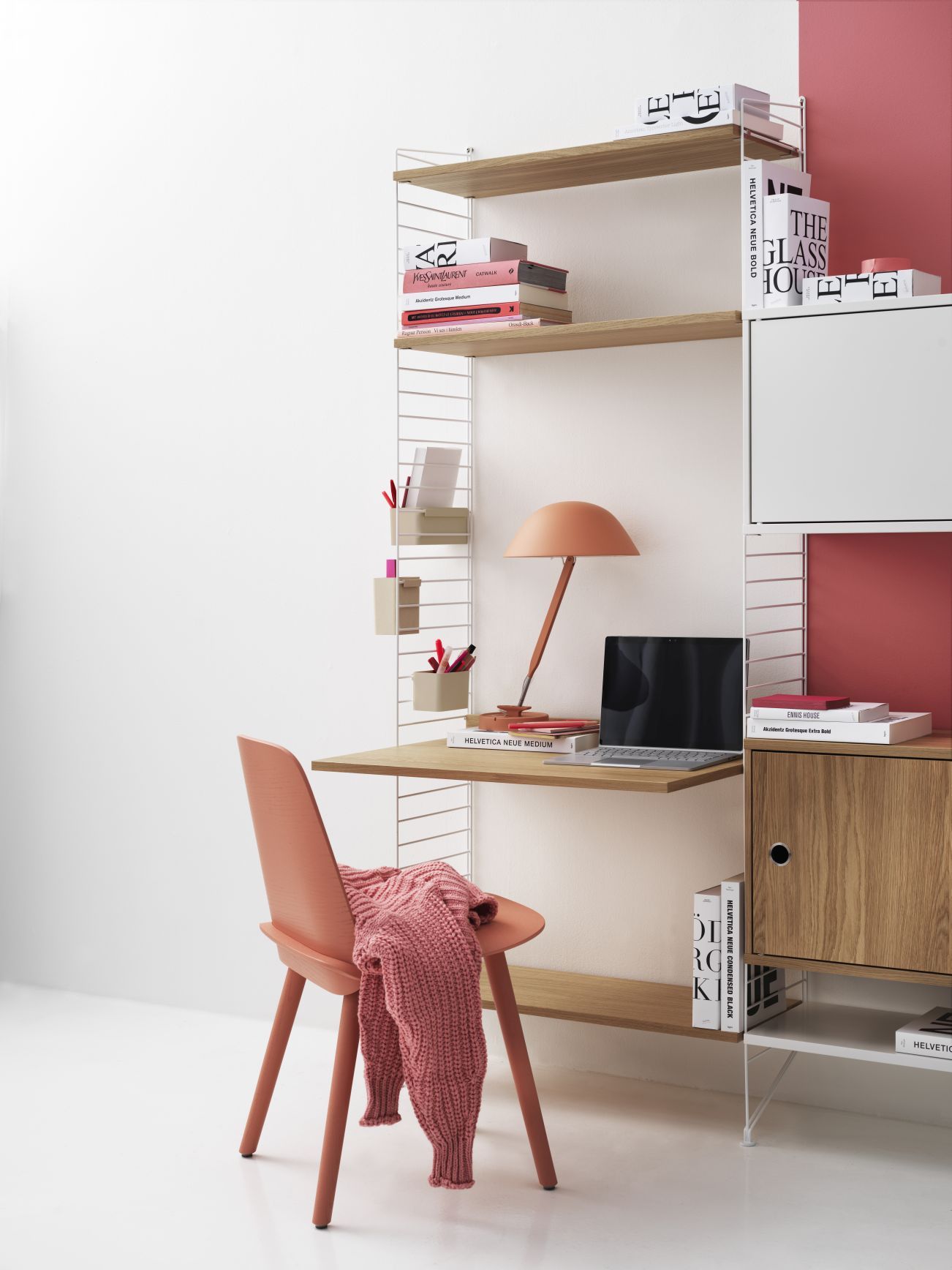 String Regalsystem als Arbeitsplatz: Wandregal mit Schreibtisch, Lampe, Laptop und Stuhl. String Furniture.