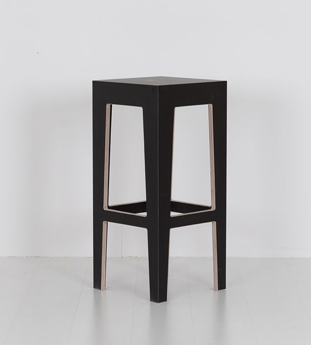 Schwarzer HUGO Barhocker mit quadratischer Sitzfläche und minimalistischem Design für Küche oder Bar.