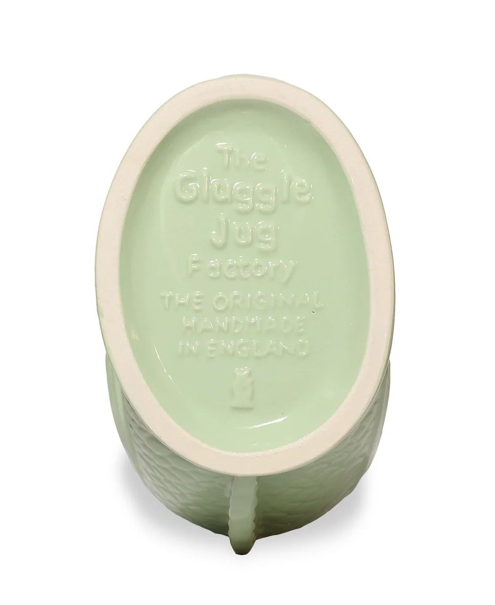 Detailaufnahme des Bodens einer hellgrünen Gluckigluck Karaffe. Keramikvase mit Herstelleraufdruck "The Gluggle Jug Factory".