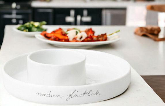 Weiße Servierschale "Rundum Glücklich" mit integriertem Dip-Behälter, ideal für Dips und Snacks.