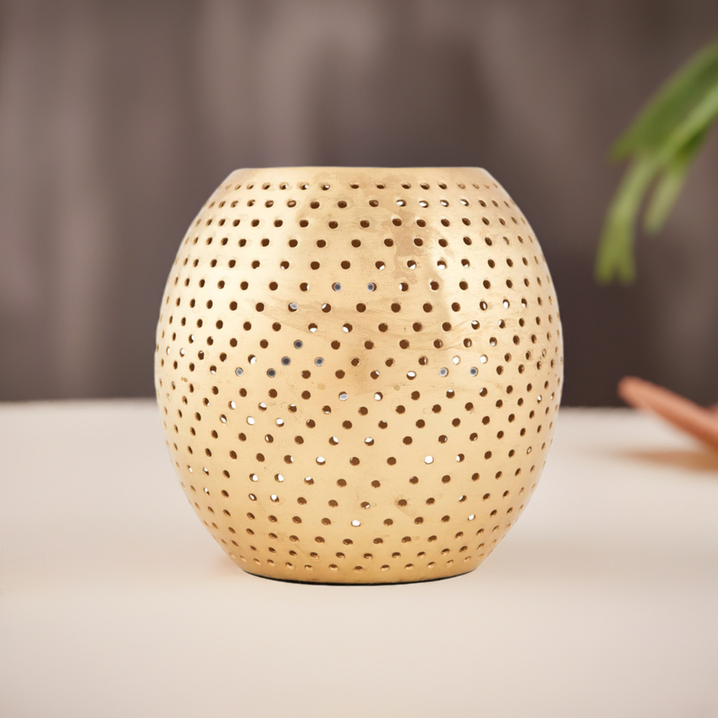 Goldener Net Kerzenständer von House Doctor mit filigranen Löchern für stimmungsvolles Licht.