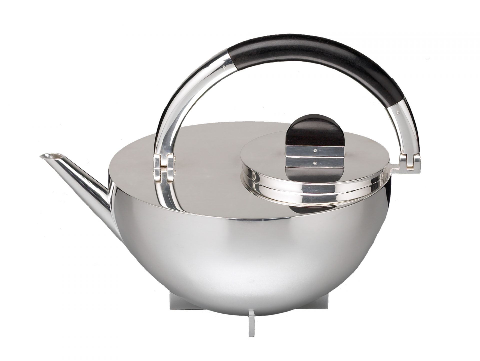 MBTK 24 Bauhaus Teekanne von Tecnolumen: Silberne Teekanne mit Holzgriff und Deckel im Bauhaus-Stil.