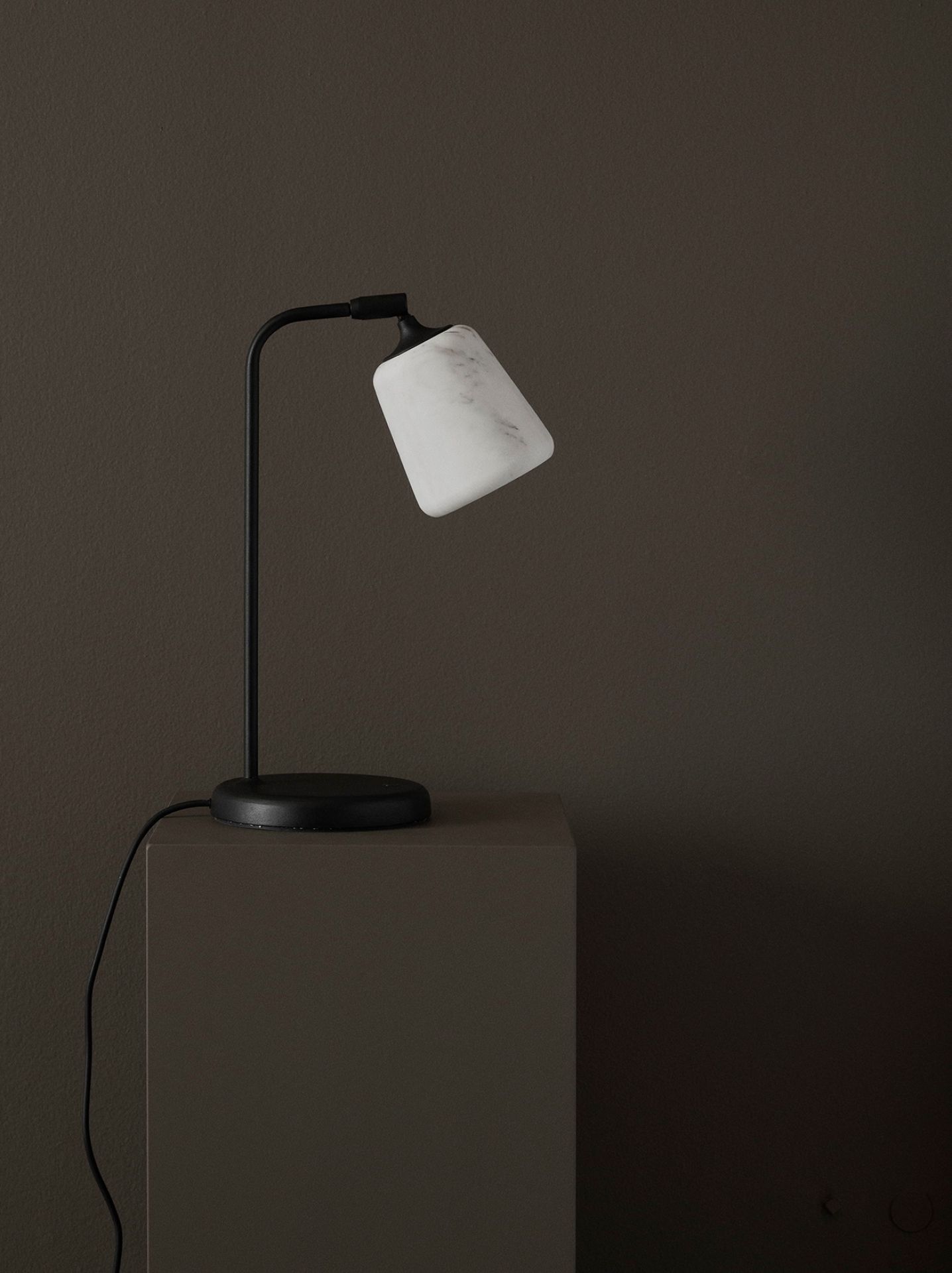 New Works Material Table Lamp "The Black Sheep Edition" mit Marmor-Lampenschirm.