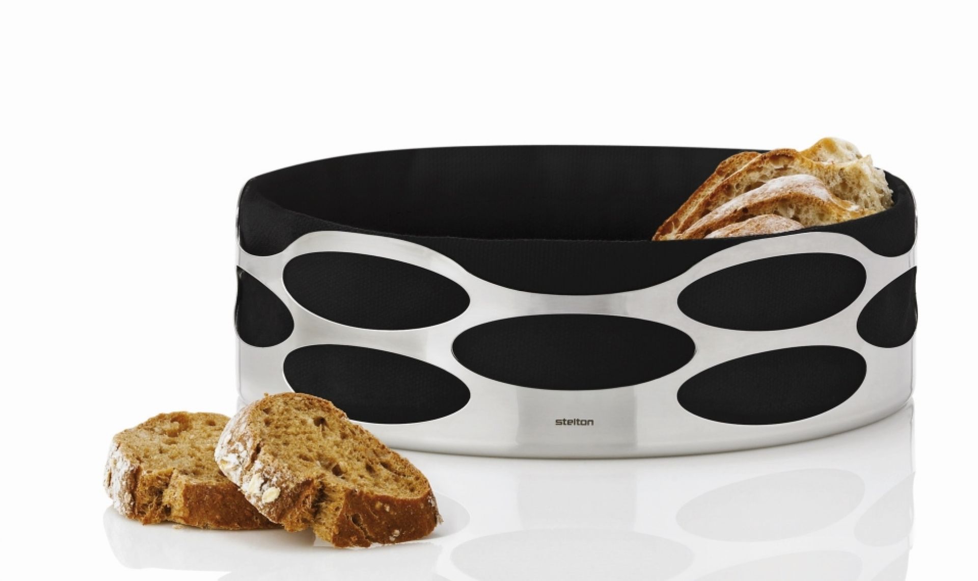 Stelton Embrace Brottasche mit Brot, modernes Design aus Edelstahl und Stoff.