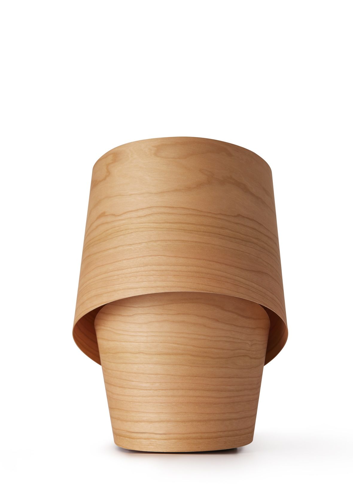Nahaufnahme der Tiny Tischleuchte von LZF Lamps aus hellem Holzfurnier, modernes Design.