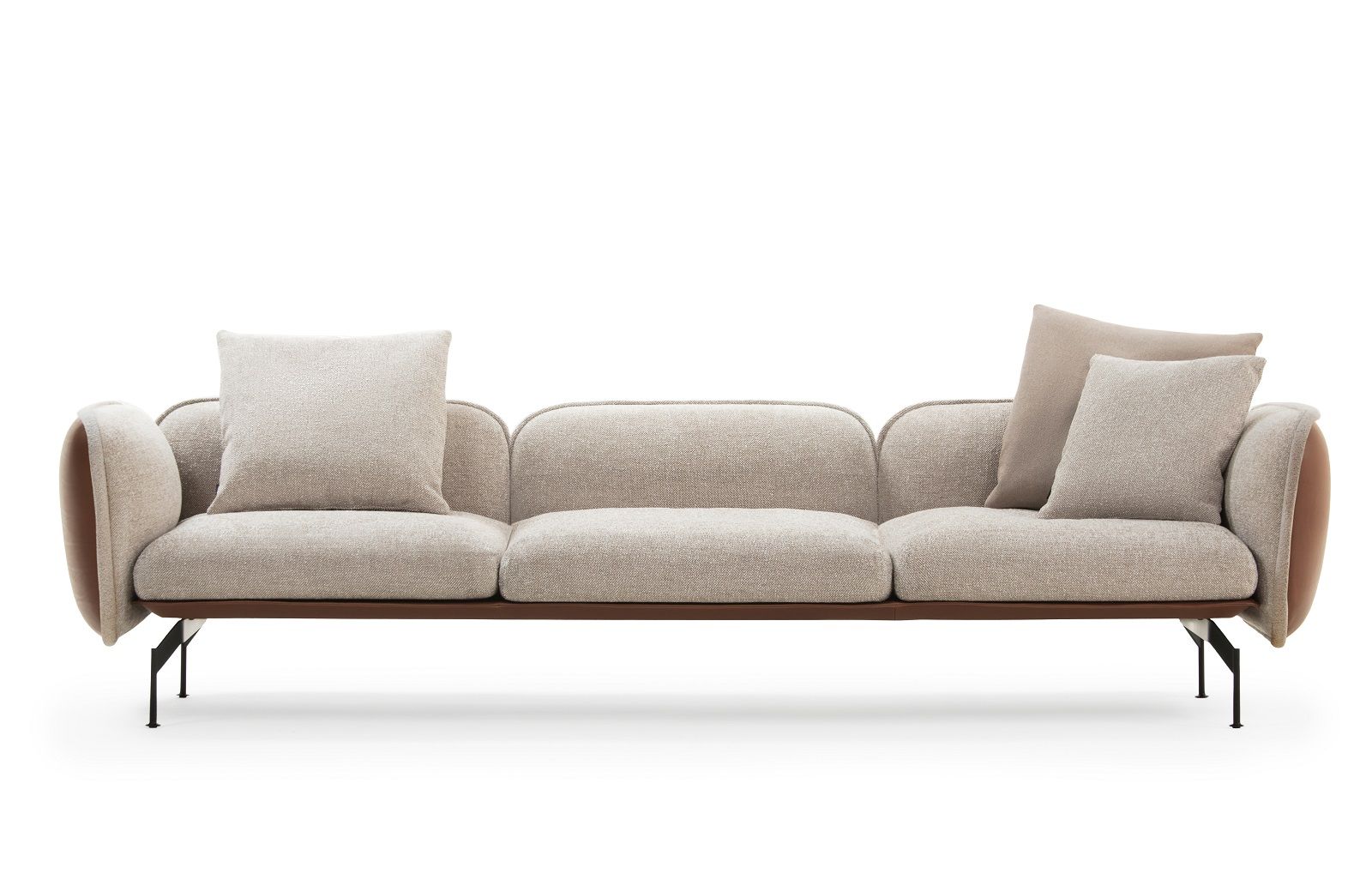 Beiges Echo Sofa von Prostoria mit modularem Aufbau und Kissen auf dunklem Holzrahmen.