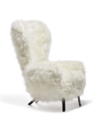 Weißer Guelfo Sessel von Opinion Ciatti mit Fellbezug und dunklen Füßen, seitliche Ansicht.
