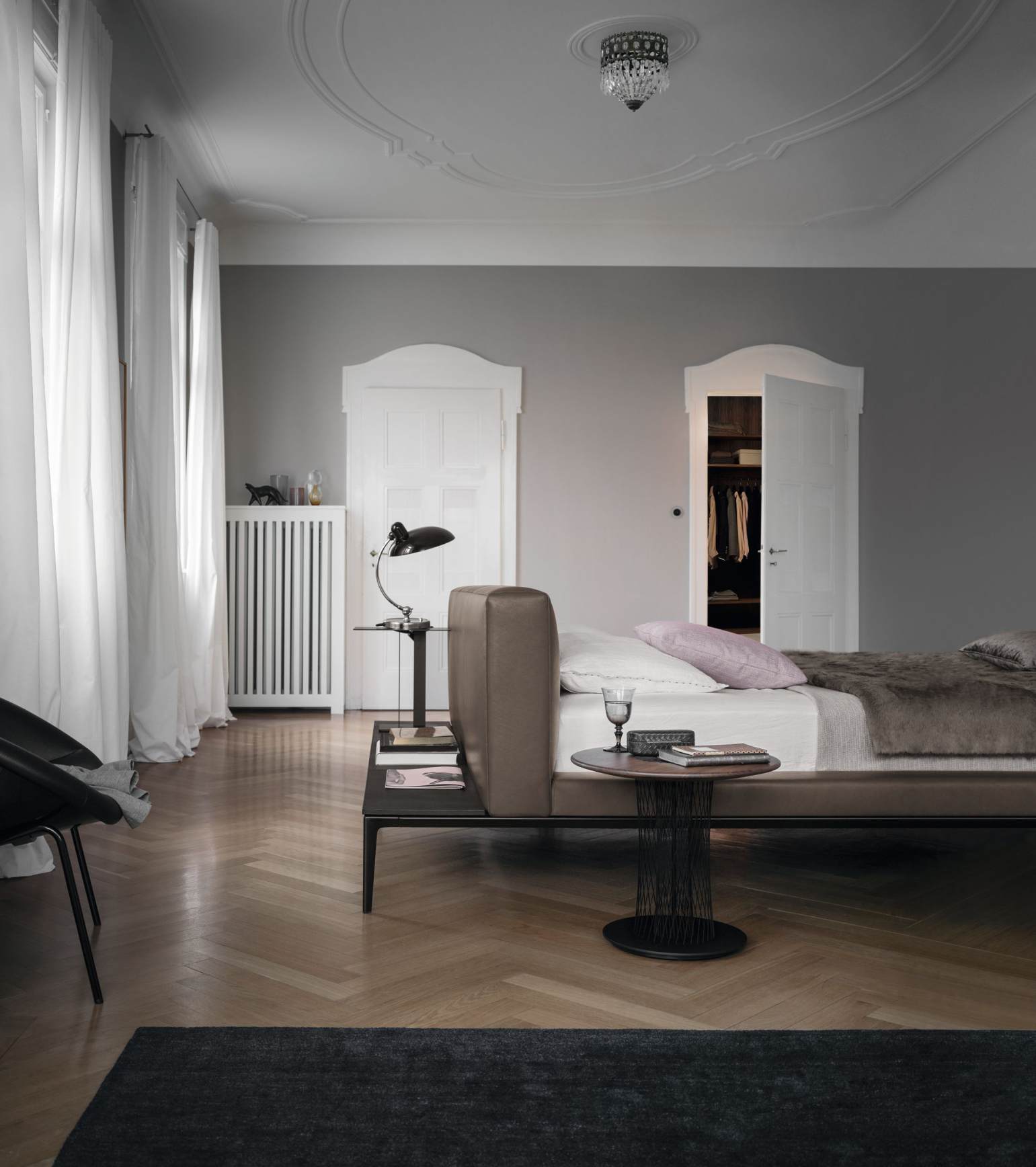 Elegantes Jaan Bett von Walter Knoll im Schlafzimmer mit Nachttisch und Holzboden.