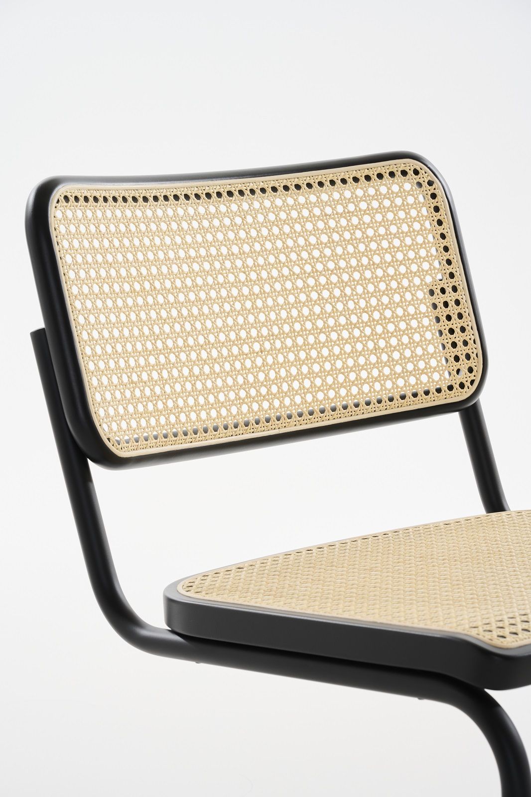 Detailaufnahme des Thonet S 32 VL Lounge Chair Sessels mit Rohrgeflecht in Sitzfläche und Rückenlehne.