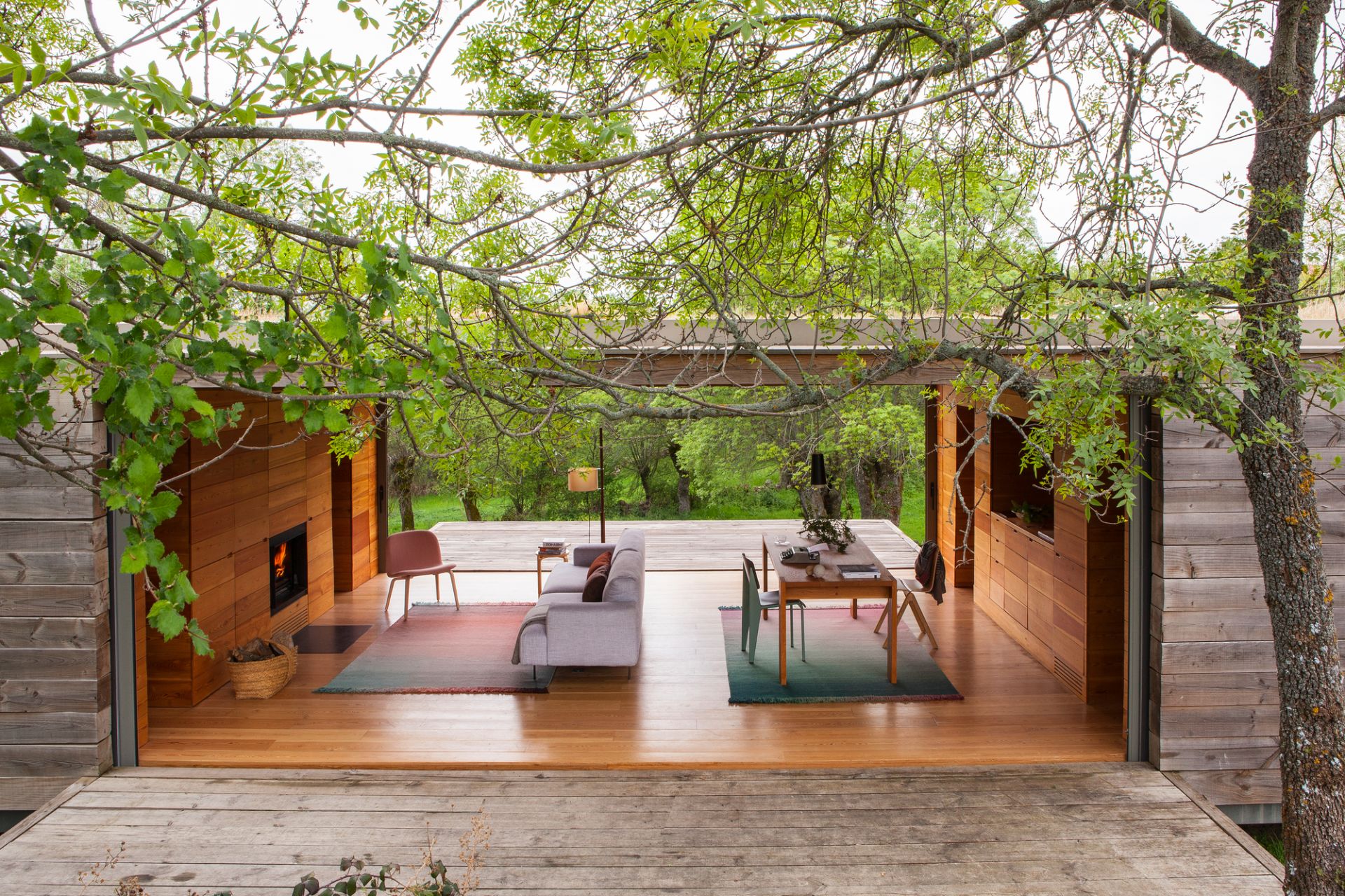 Innenaufnahme mit Nanimarquina Shade Teppich 170x240 cm, Palette 1, im Wohnzimmer mit Kamin.