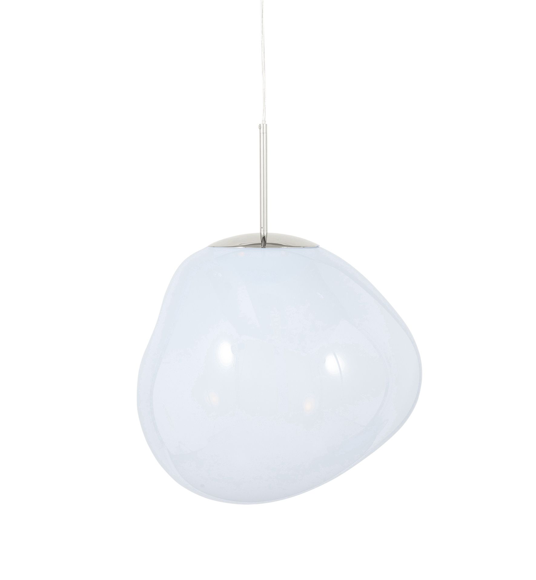 Nahaufnahme der Tom Dixon Melt Pendelleuchte in Opal mit silbernem Baldachin.