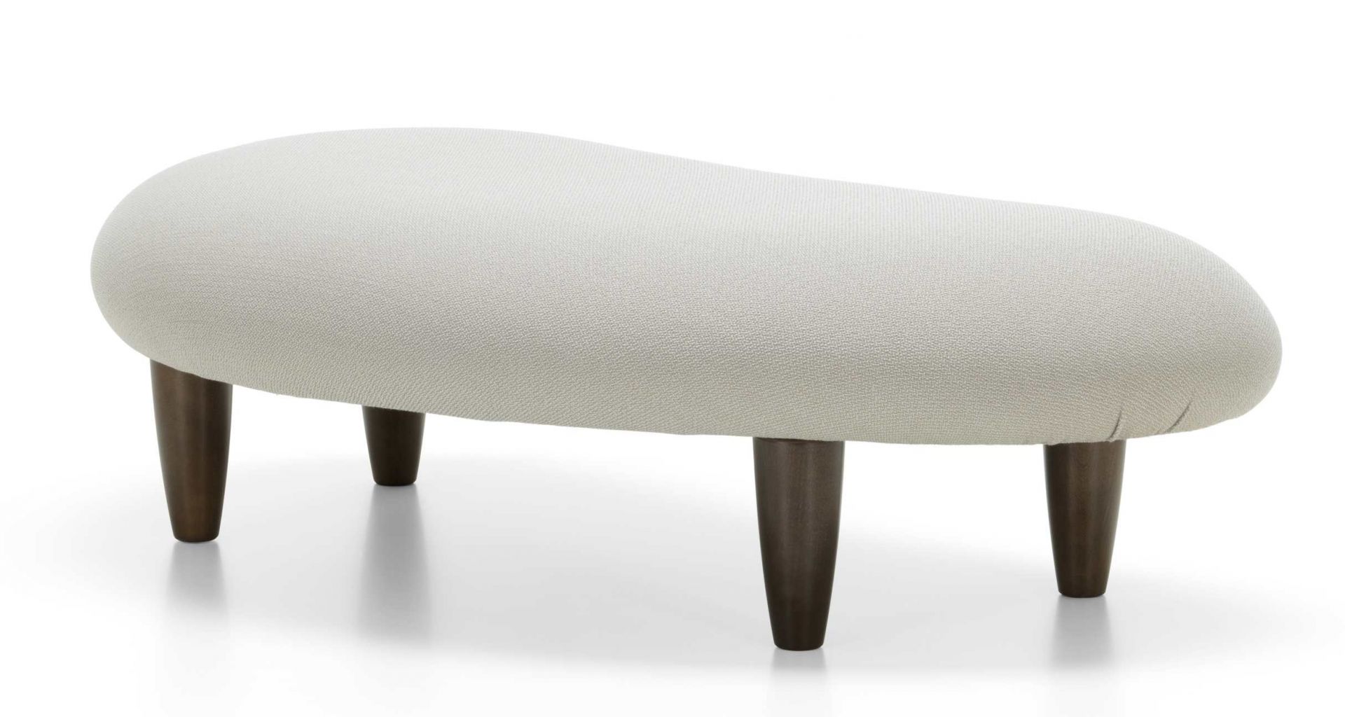 Weißer Freeform Ottoman von Vitra mit vier dunklen Holzbeinen, modernes Design für Wohnzimmer und Büro.