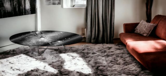 Galaxy Low Table: Runder, niedriger Tisch mit Galaxie-Muster von Moroso Diesel im Wohnzimmer.
