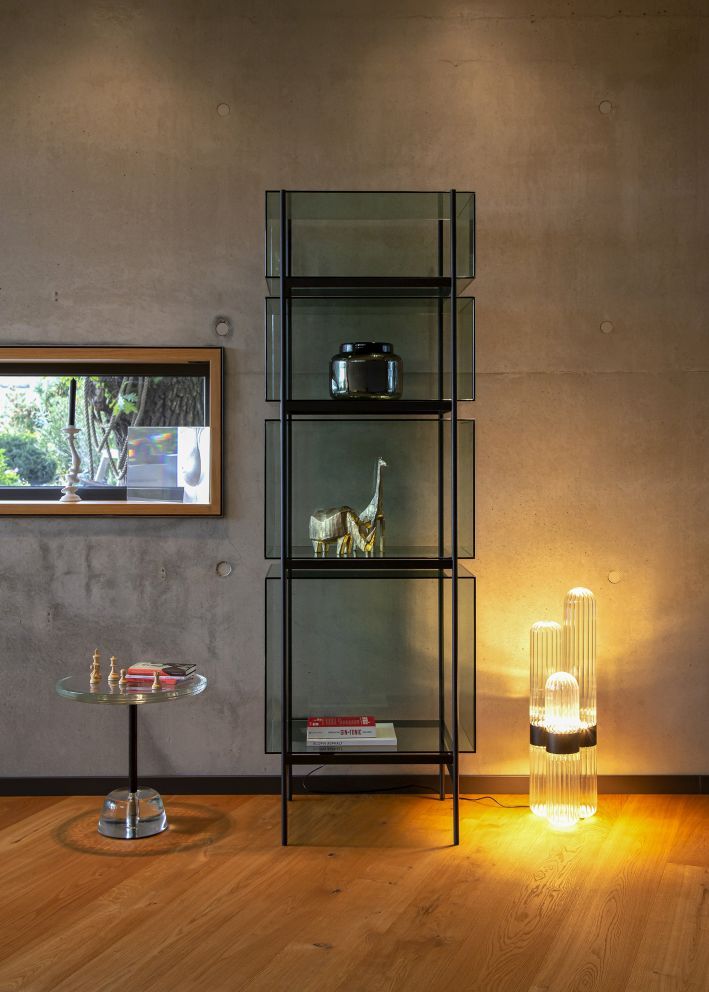 Cactus Stehleuchte von Pulpo: Rauchgraue LED-Stehlampe mit Messingdetails, modernes Design für Wohnräume.