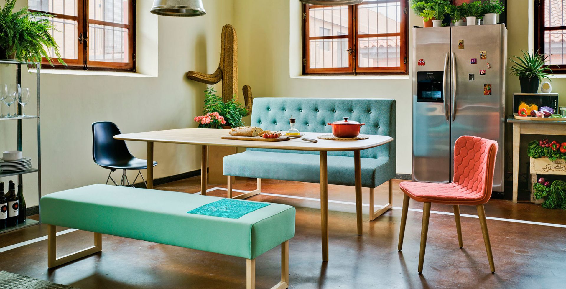 Helles Esszimmer mit Menu Bank Sitzbank, Esstisch und Stühlen in verschiedenen Farben.
