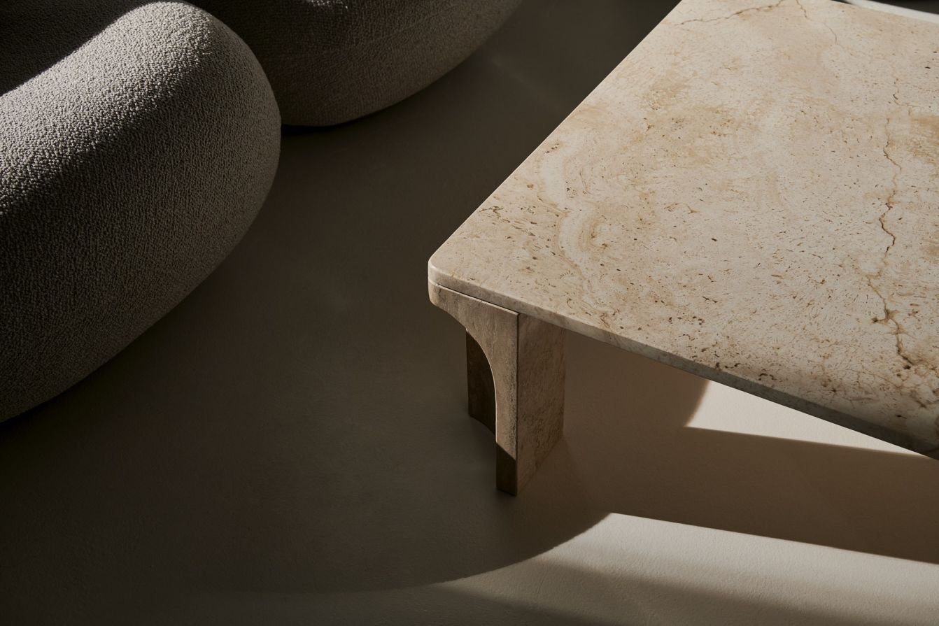 Detailaufnahme des quadratischen Doric Couchtisches von Gubi aus weißem Travertin.