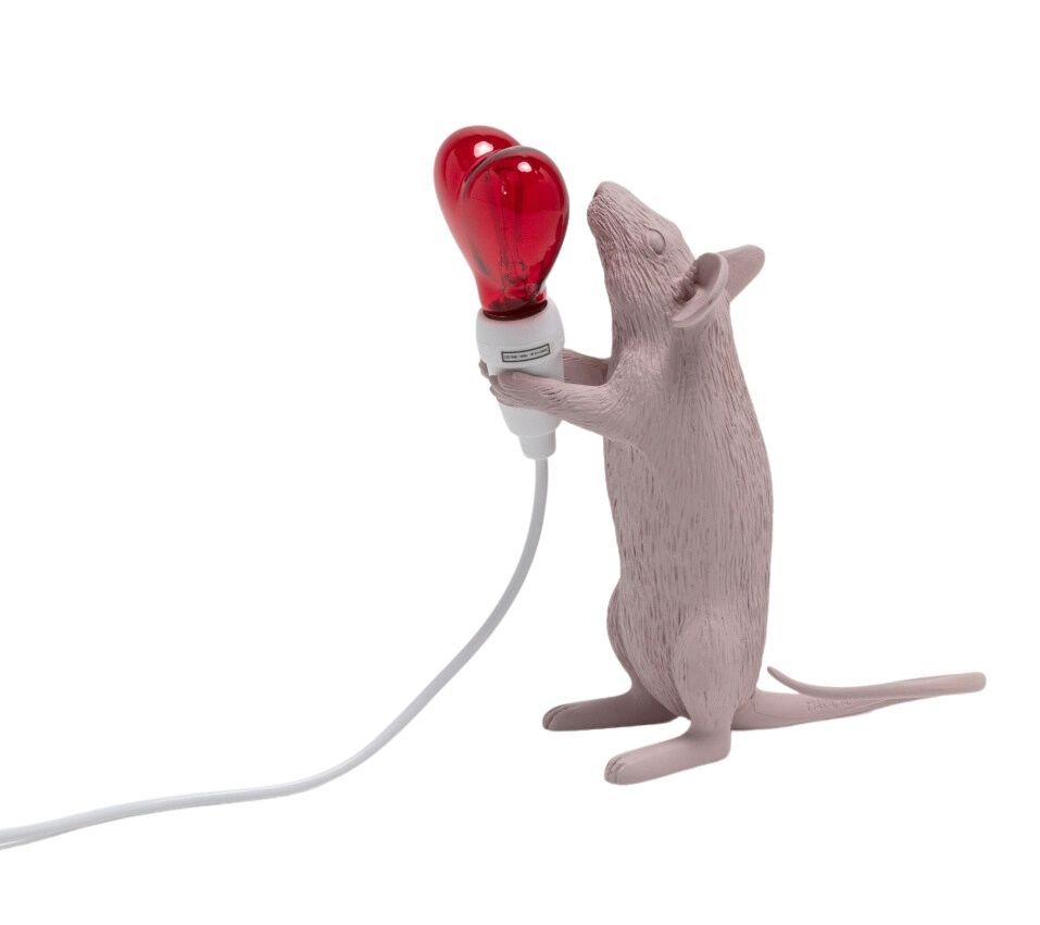 Seletti Mouse Lamp: Stehende Maus hält rote Glühbirne, originelle Tischleuchte.