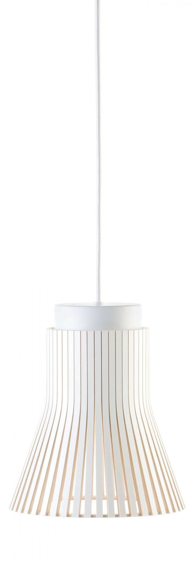 Weiße Petite 4600 Pendelleuchte von Secto Design mit Holzlamellen und weißem Textilkabel. Moderne Hängelampe.