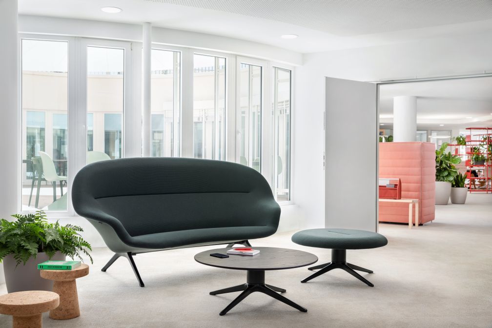 Abalon Couchtisch von Vitra mit Sofa und Hocker in modernem Büroambiente. Designermöbel für Wohnen und Büro.