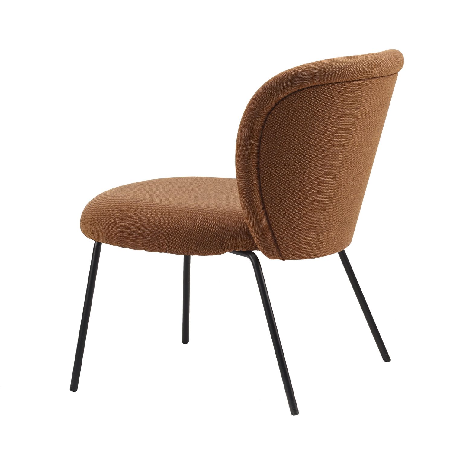 Ona Cocktail Stuhl von Freifrau Manufaktur, brauner Stoffbezug, schwarze Metallbeine, modernes Design.