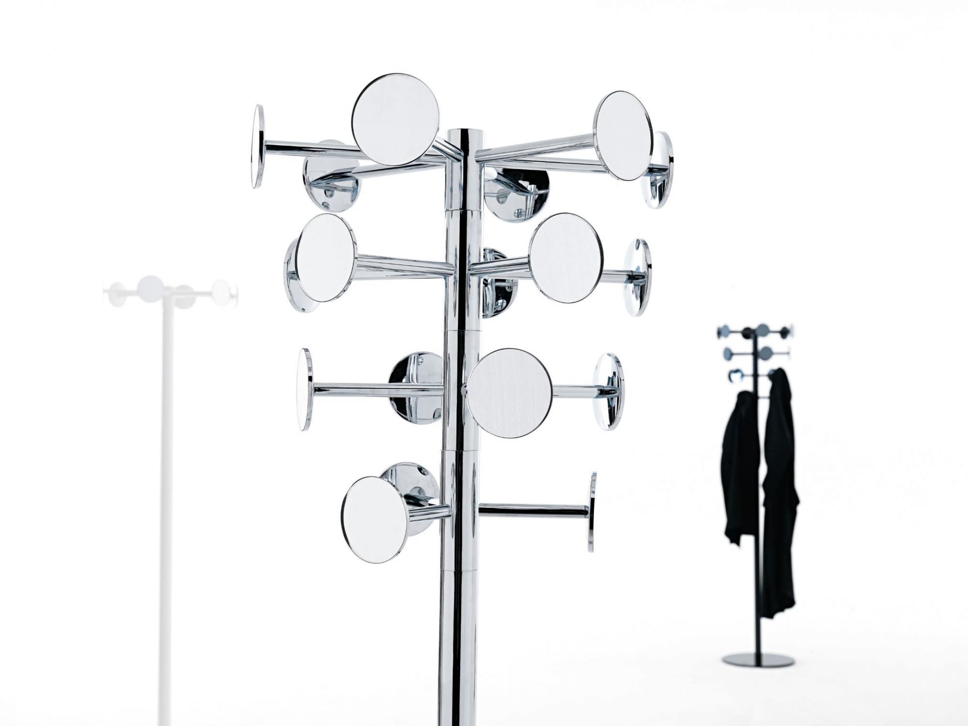 Moderner, verchromter Chaperon Kleiderständer von Opinion Ciatti mit runden Haken für Jacken und Mäntel.