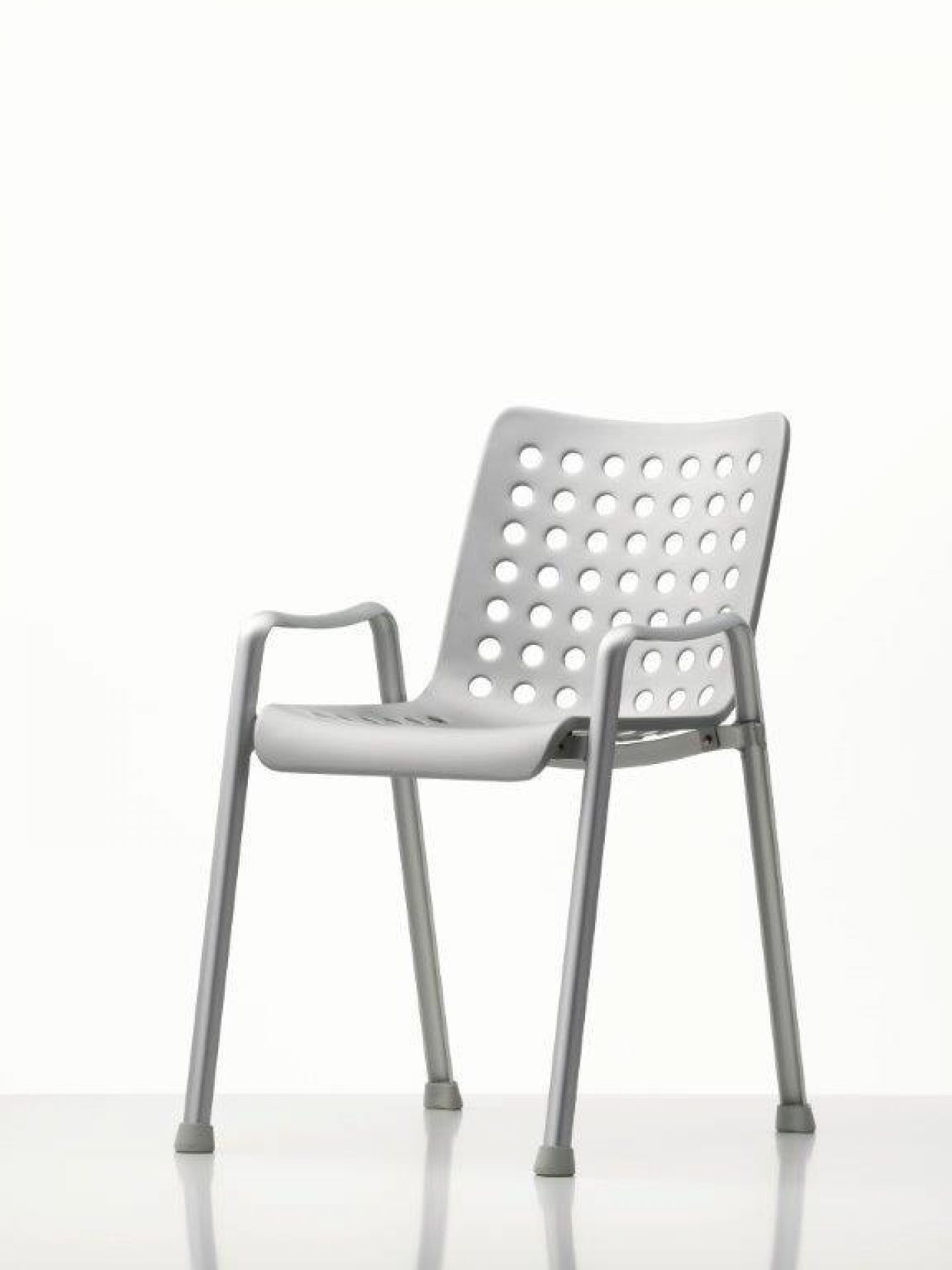 Silberner Landi Stuhl mit Armlehnen und gelochter Rückenlehne, ein moderner Designklassiker für Wohnen und Büro.