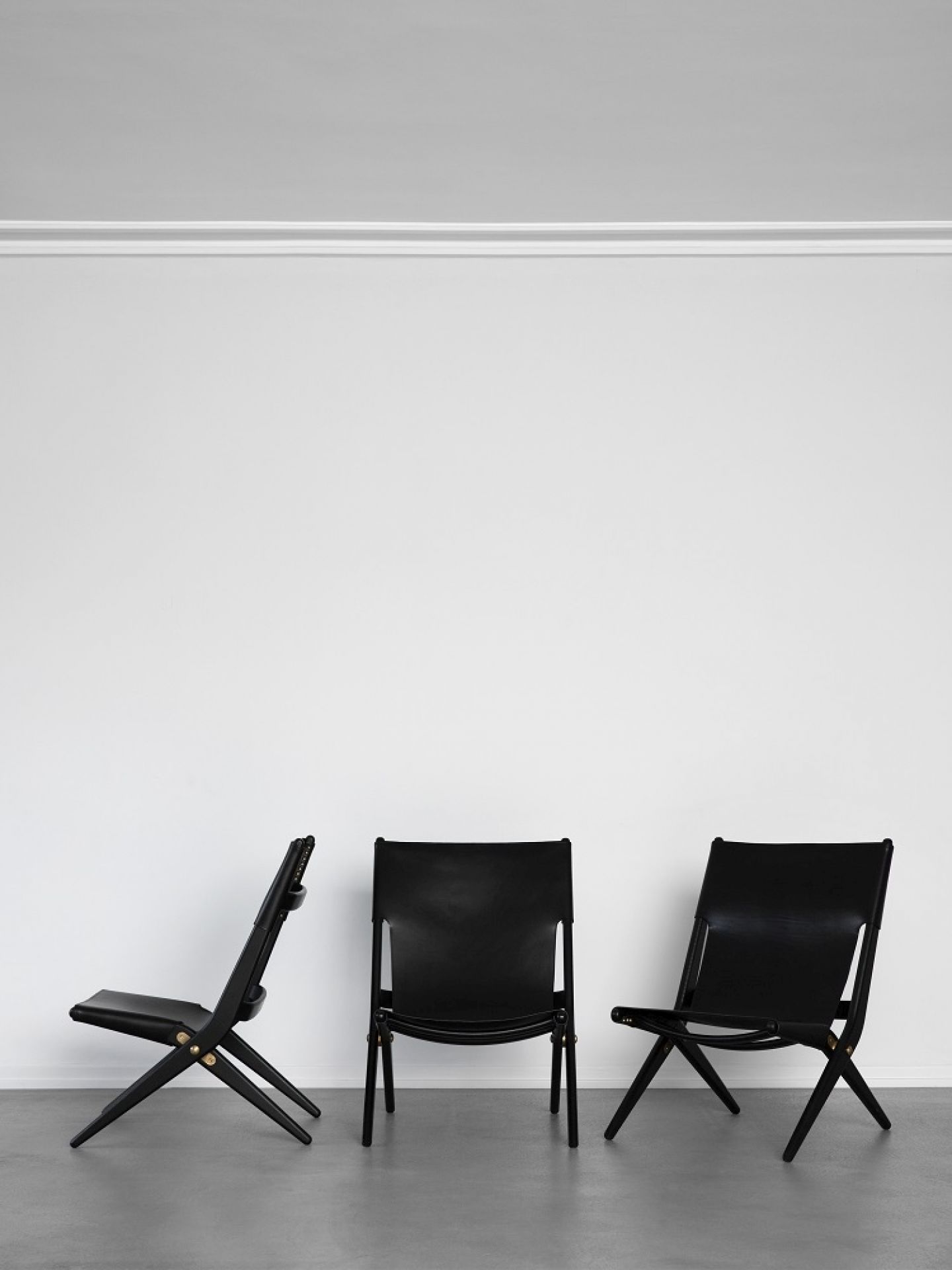 Drei Saxe Stühle von by Lassen: Eiche schwarz gebeizt mit schwarzem Leder. Designklassiker.