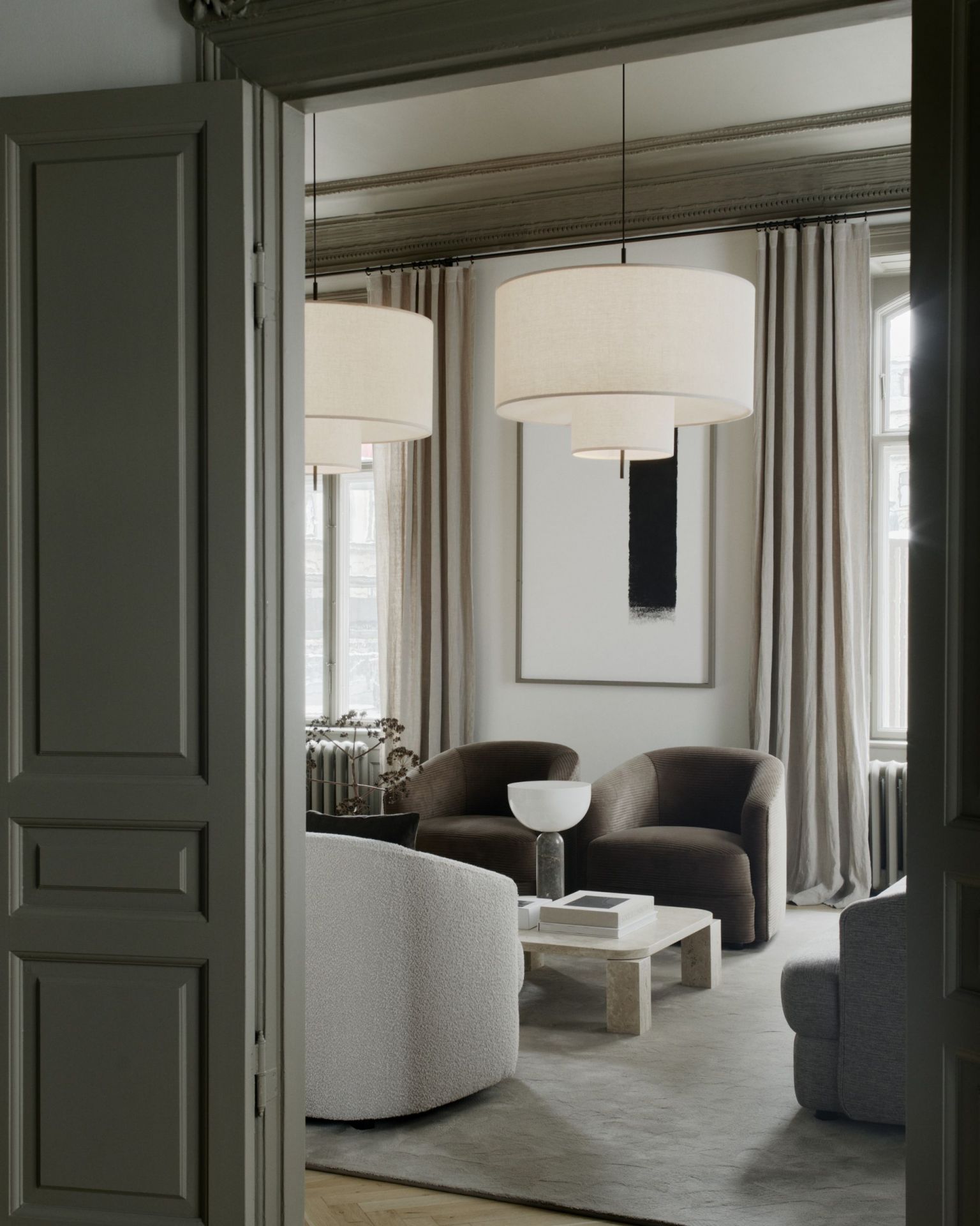 Wohnzimmer mit Atlas Coffee Table aus Travertin von New Works, quadratischer Couchtisch.