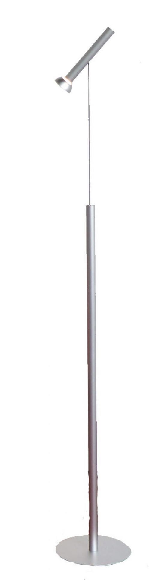 Silberne TOPOLED S Stehleuchte von Baltensweiler, moderne LED-Stehlampe mit minimalistischem Design für Wohnzimmer und Büro.