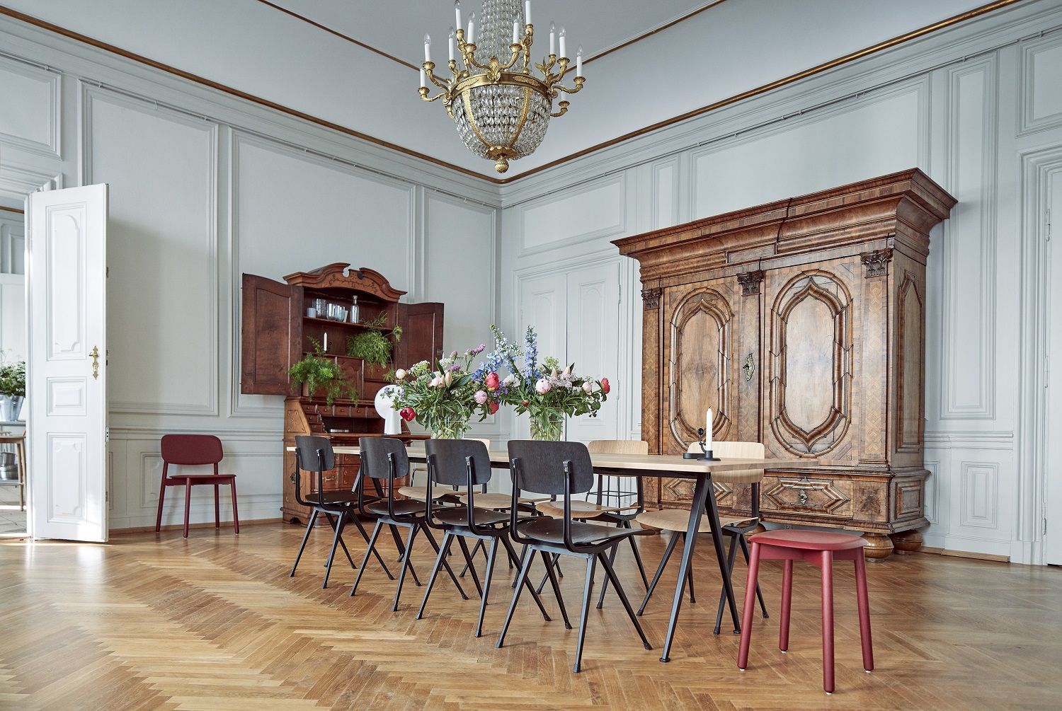 Roter Soft Edge 72 Stool Hocker von Hay in einem eleganten Esszimmer.