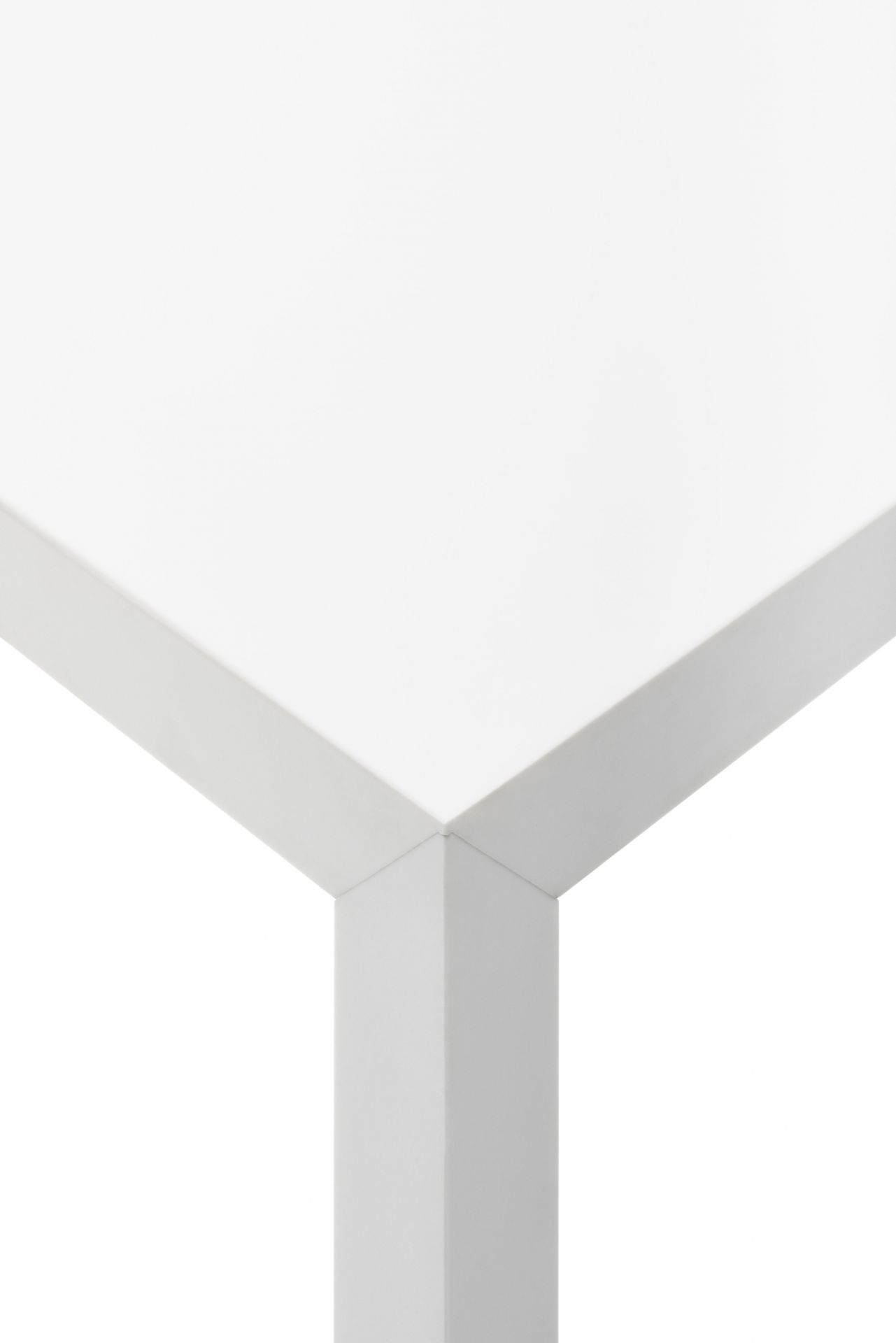 Detailaufnahme der weißen MDF Italia Tense Tischplatte und des Tischbeins, modernes Design für Esszimmer und Büro.