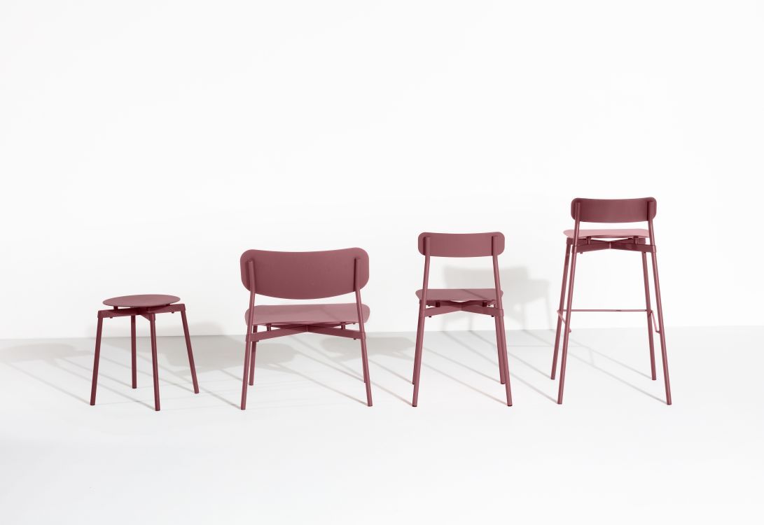 Braunroter Fromme Lounge Chair Sessel von Petite Friture, Stuhl, Hocker und Barhocker auf weißem Hintergrund.