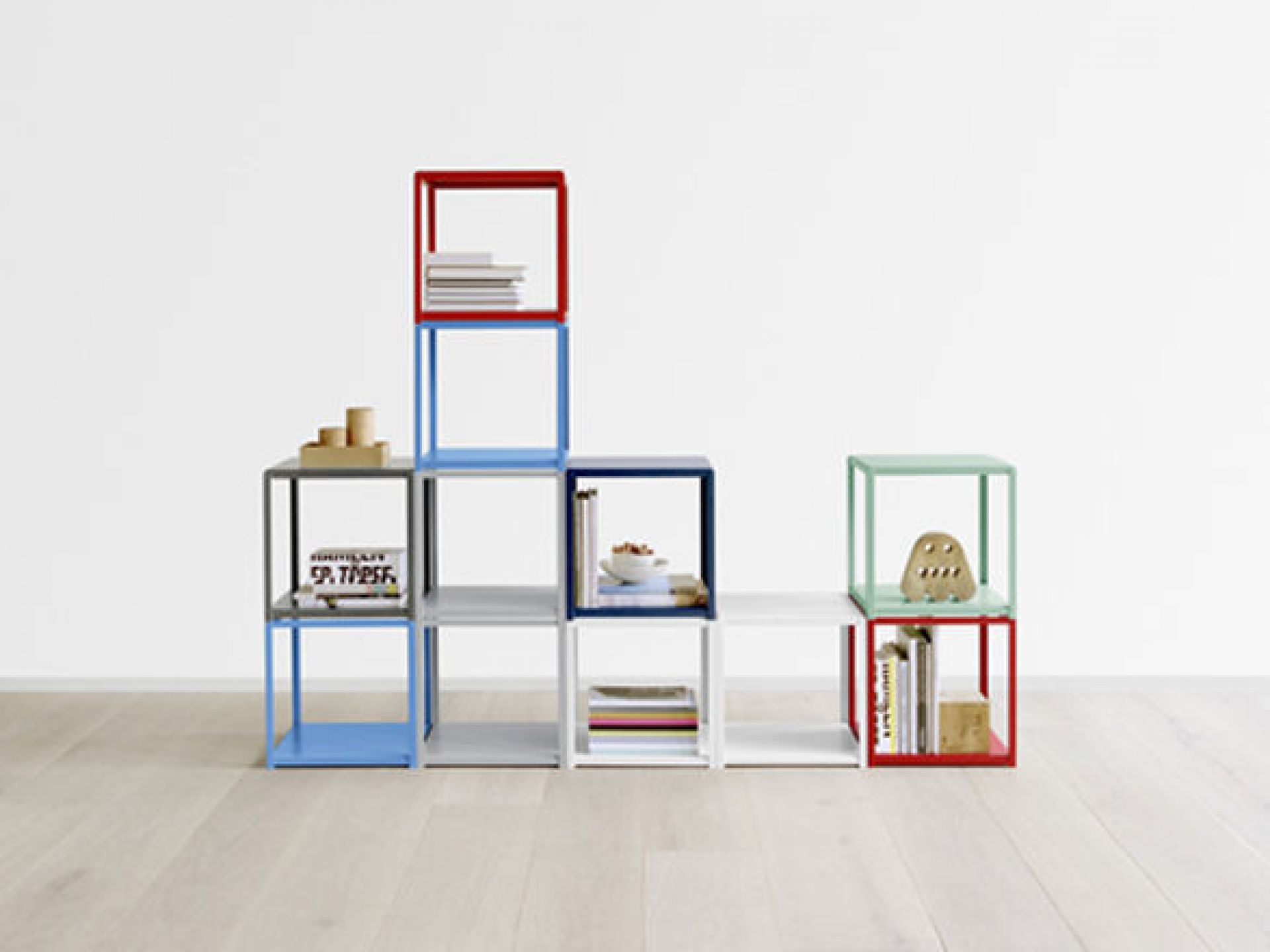 Farbenfrohe FK12 Fortyforty Beistelltisch Würfel von e15 als modulares Regalsystem, ideal für Wohnzimmer und Büro.