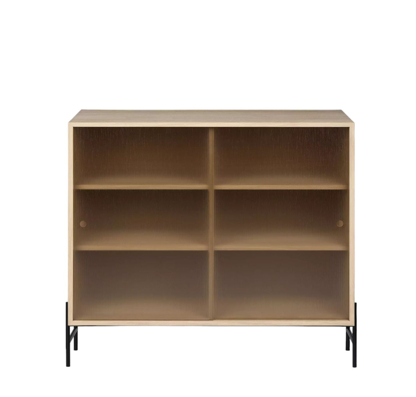 Hifive Glasvitrine Low aus hellem Eichenholz mit schwarzen Metallfüßen und geriffelten Glasschiebetüren.