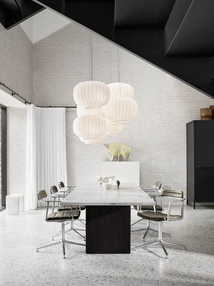 Innenaufnahme: Vipp Cabin Square Table Esstisch mit Stühlen und Pendelleuchten in modernem Esszimmer.