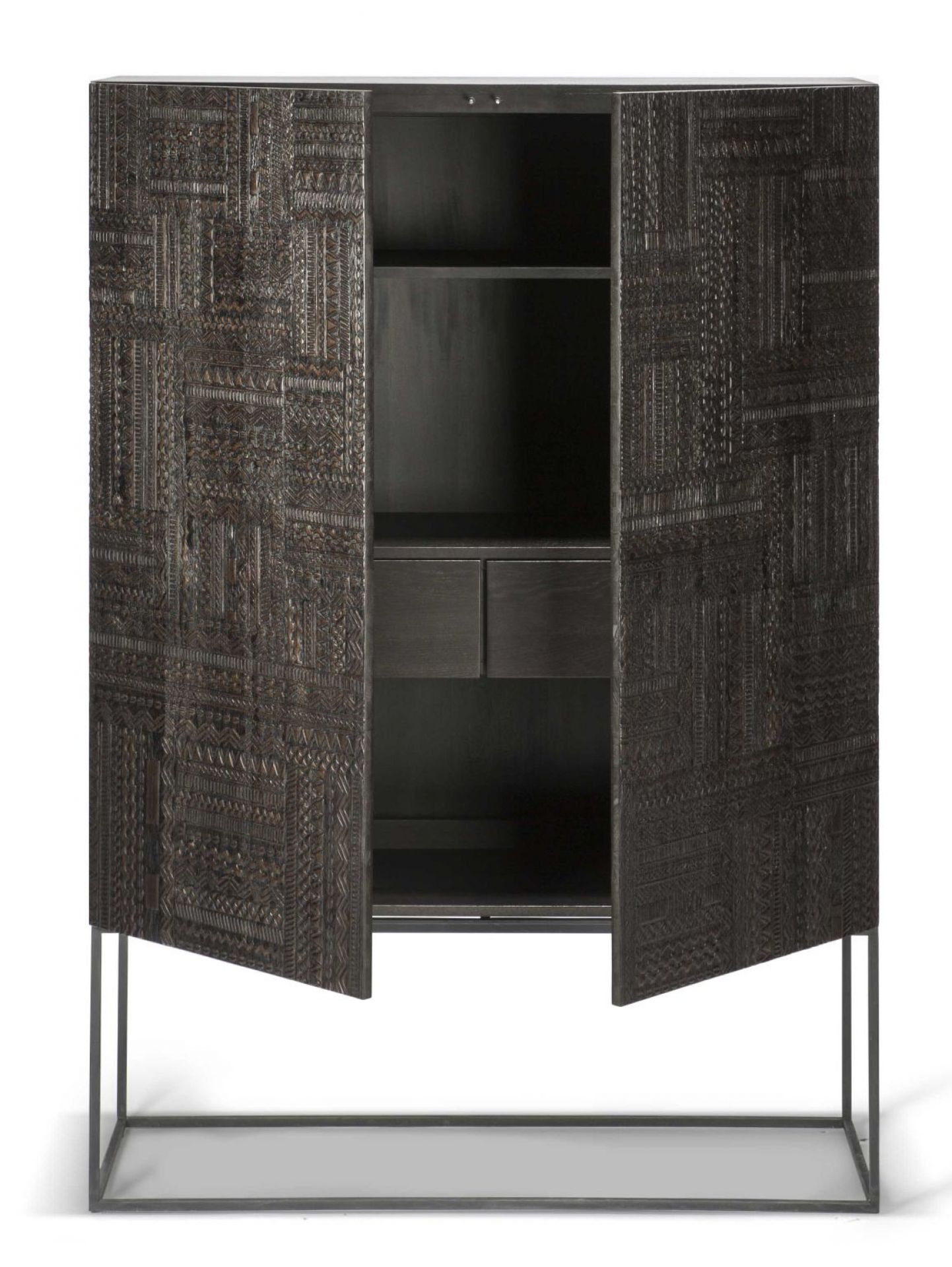 Tabwa Schrank von Ethnicraft aus Teakholz mit geöffneten Türen, Innenraum mit Regalen und Schubladen.