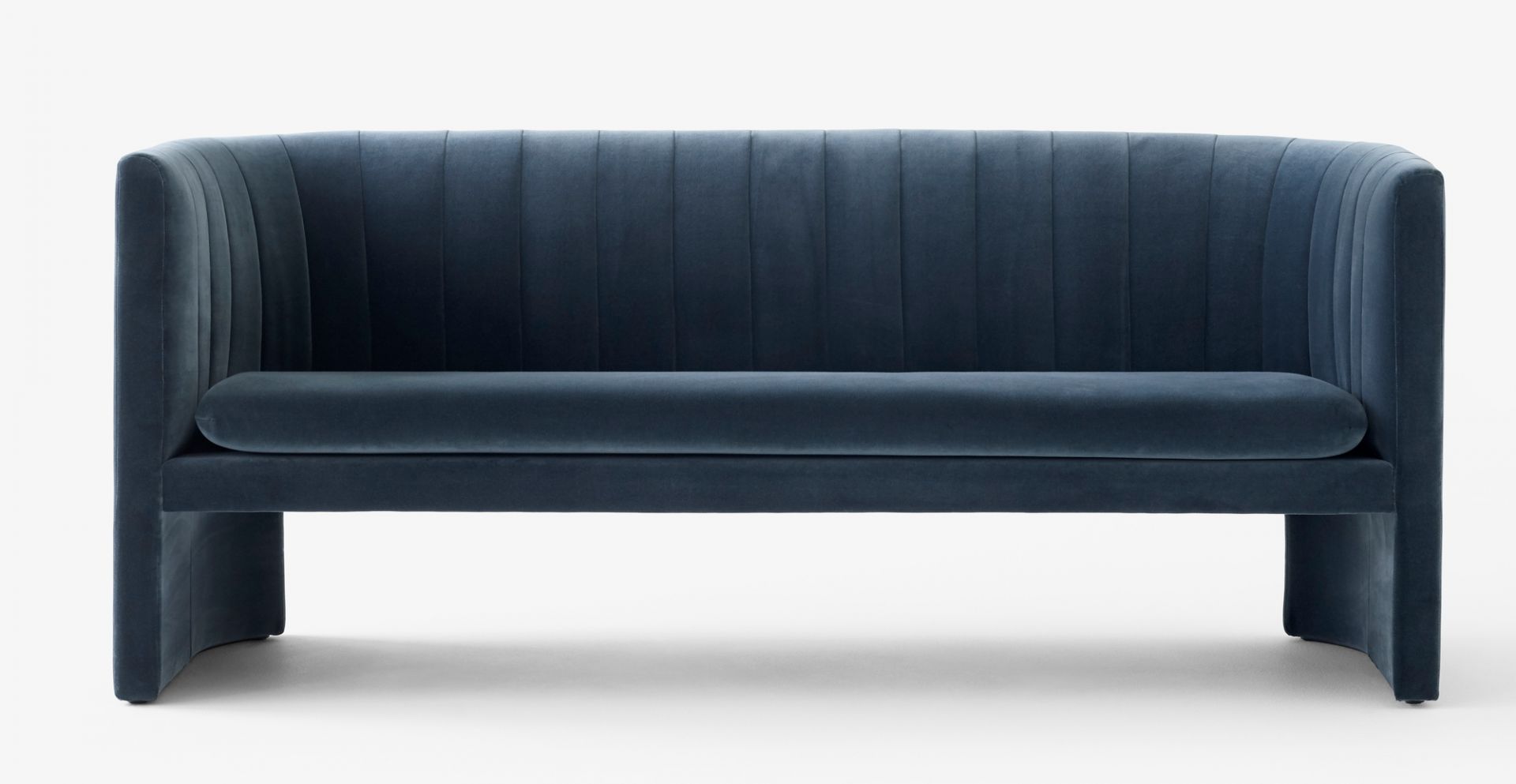 Blaues Loafer Sofa von AndTradition, ein modernes 3-Sitzer Sofa mit Samtbezug für Wohnzimmer.