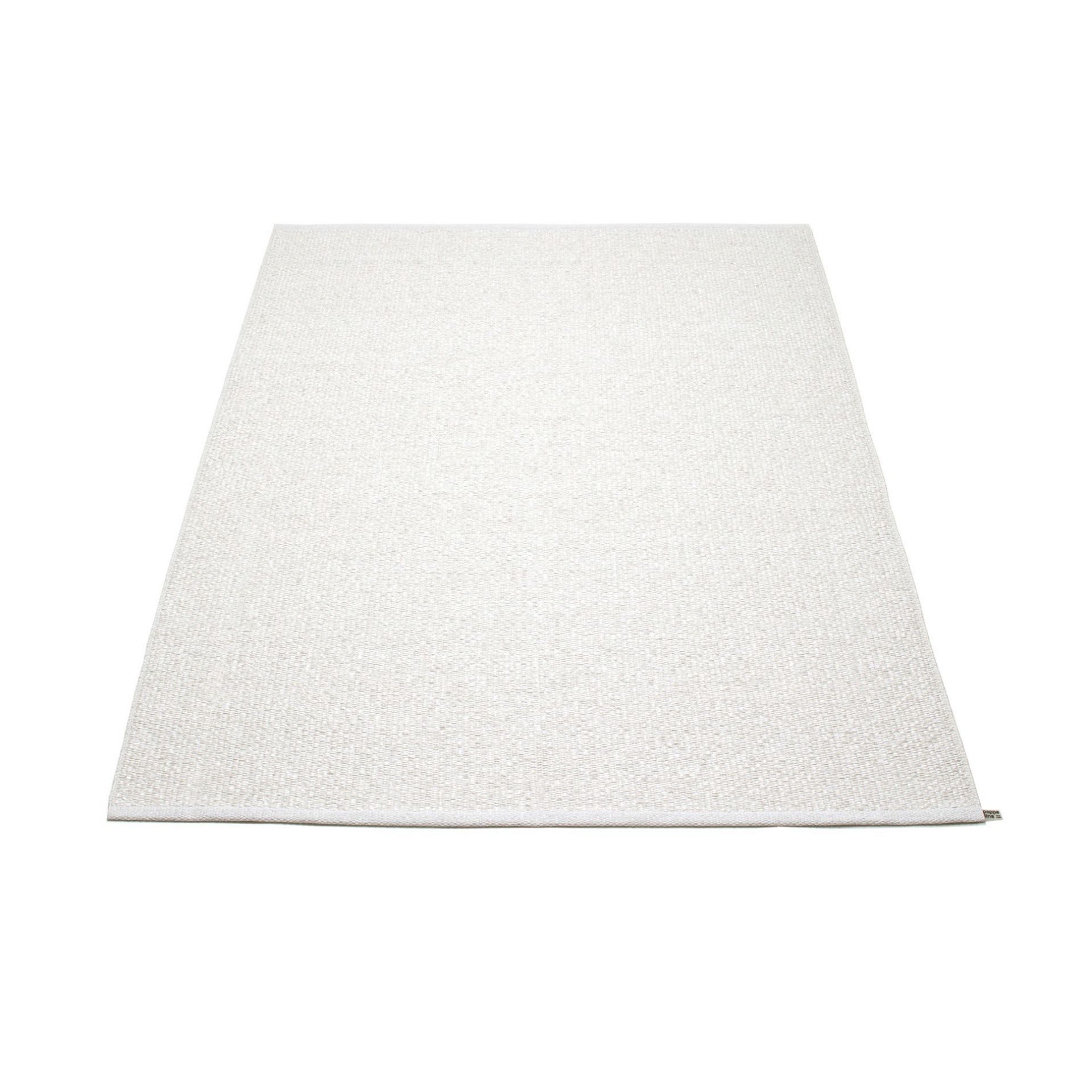 Weißer Kunststoffteppich Svea von Pappelina, 140x220 cm, ideal für drinnen und draußen.